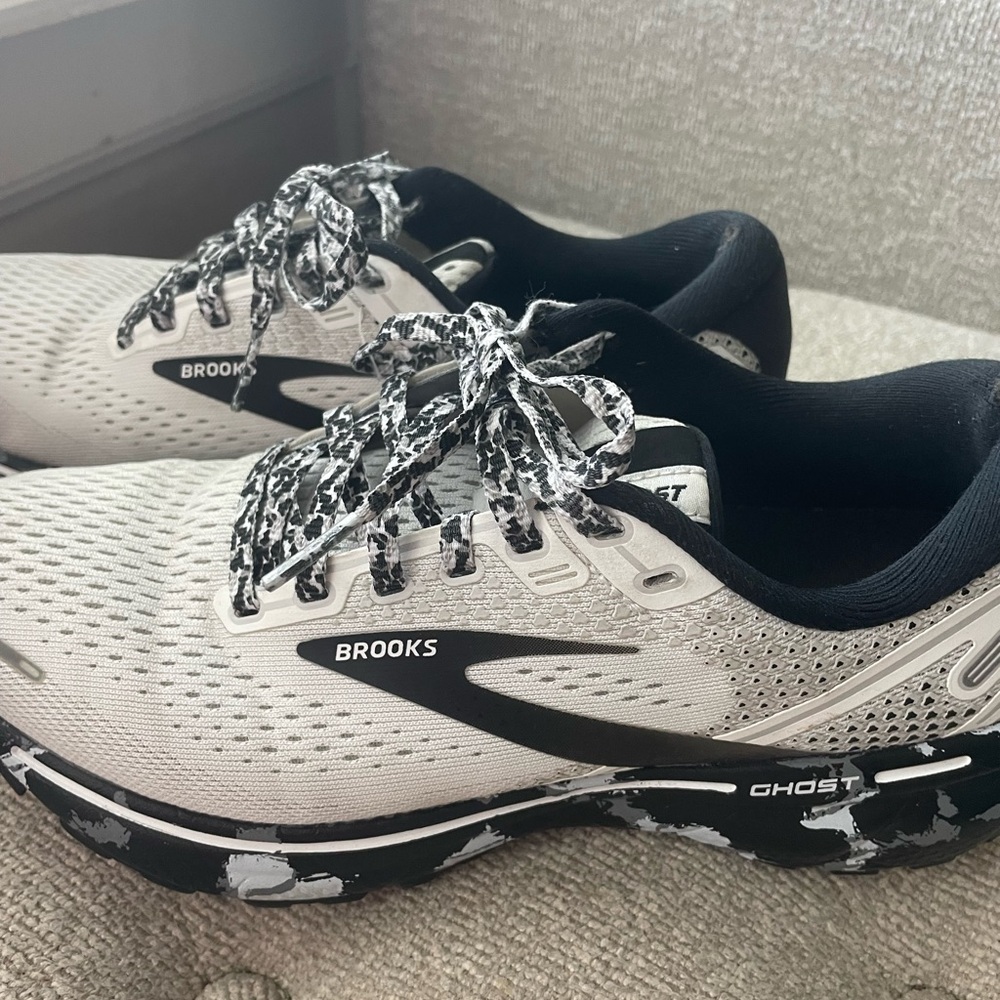 Brooks Ghost Sneakers in Black and white